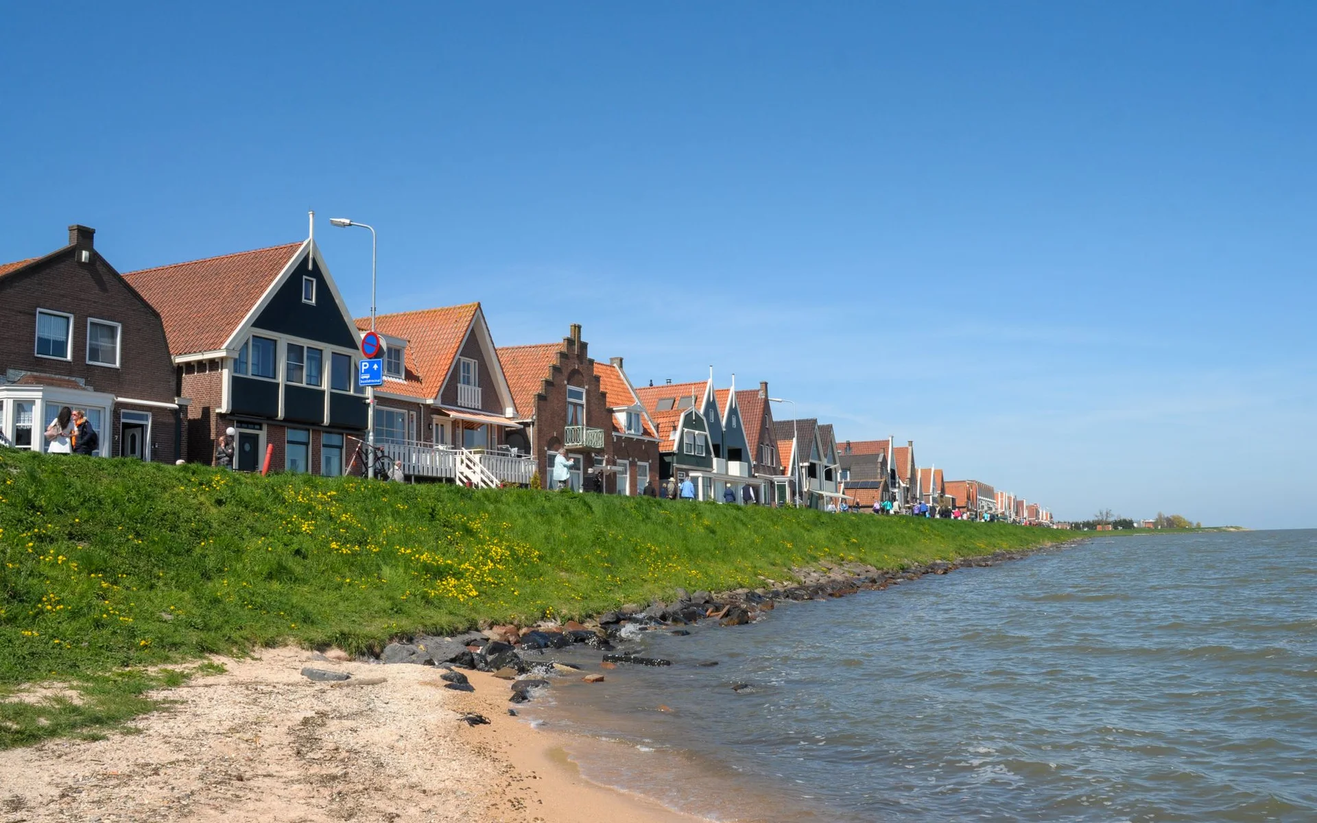 Case istorice pe malul lacului din Volendam
