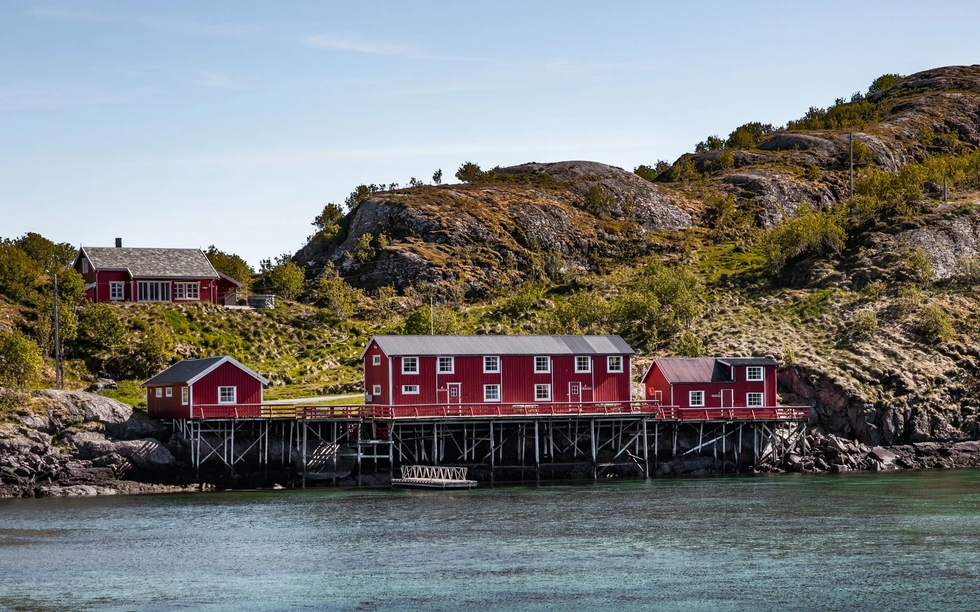 Case roșii lângă apă în Nordland, Norvegia