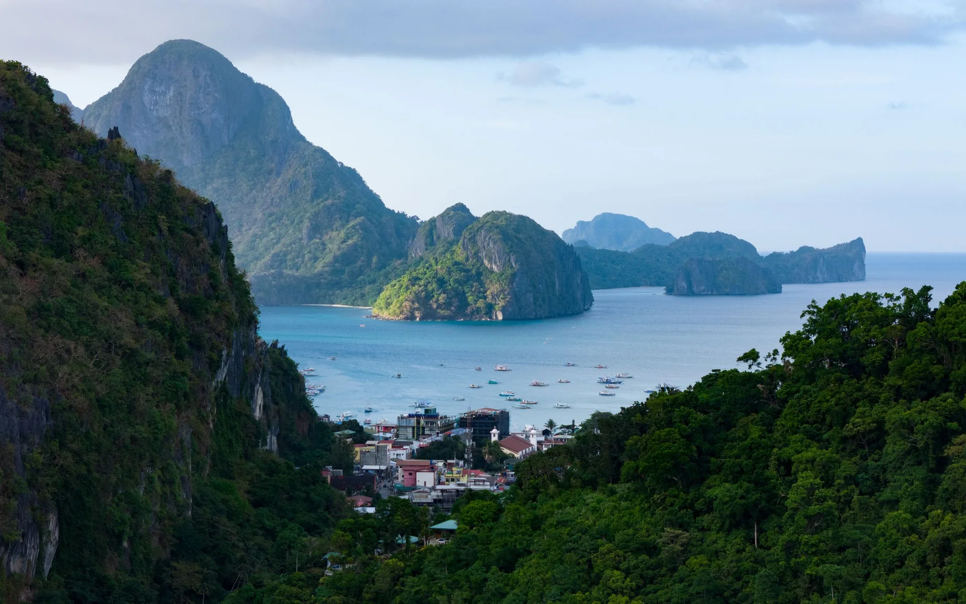 Insule verzi și mare albastră lângă El Nido, în Palawan