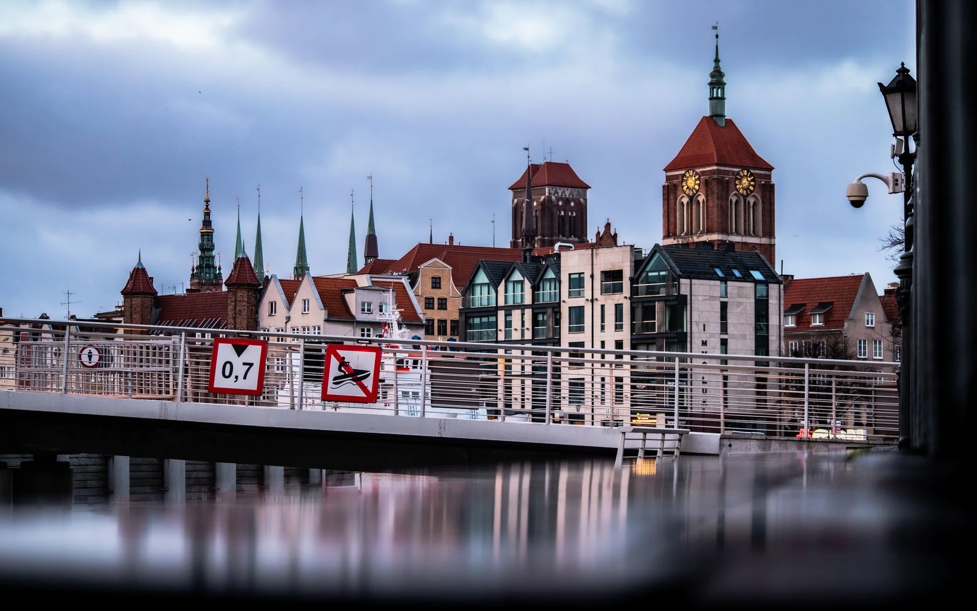 Clădiri istorice pe promenada de pe malul mării din Gdańsk