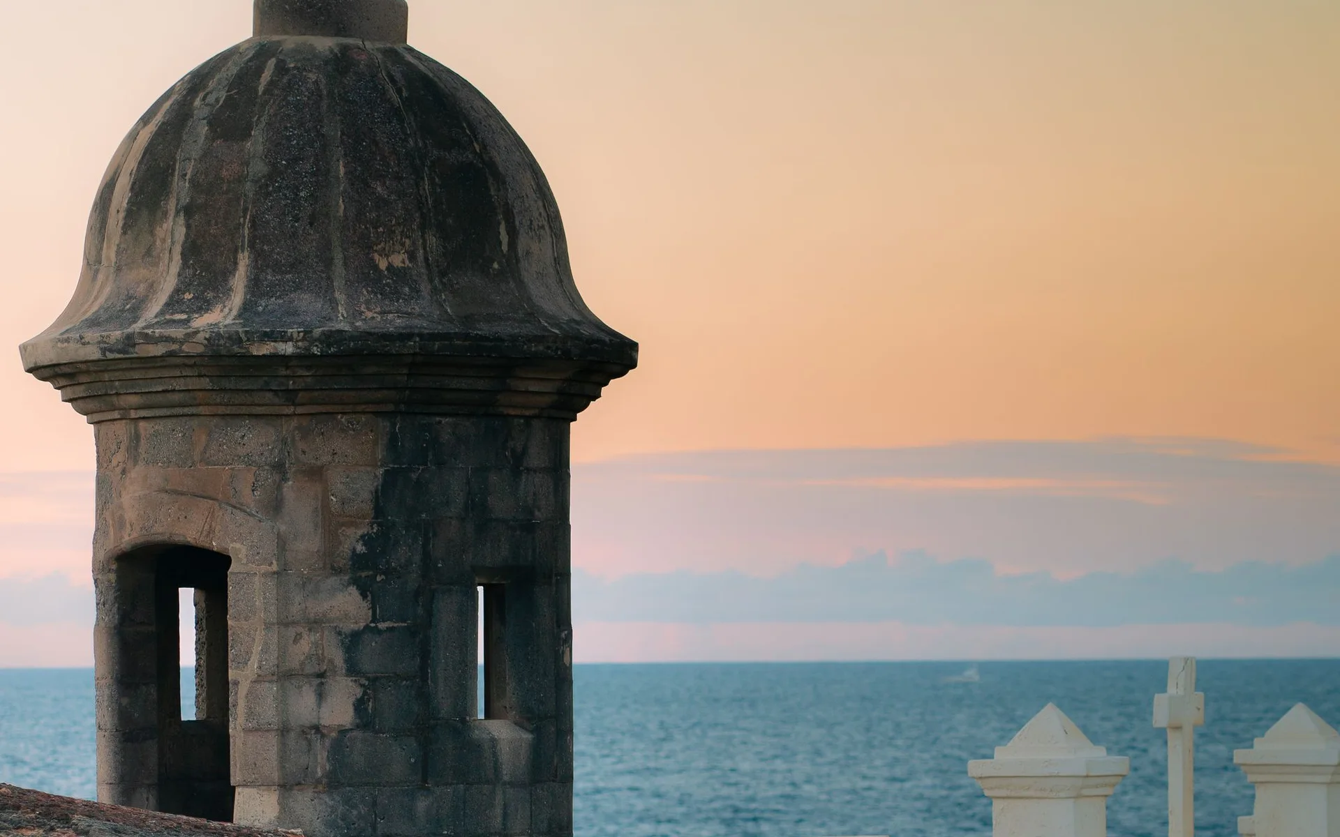 Turn de veghe istoric lângă mare în San Juan