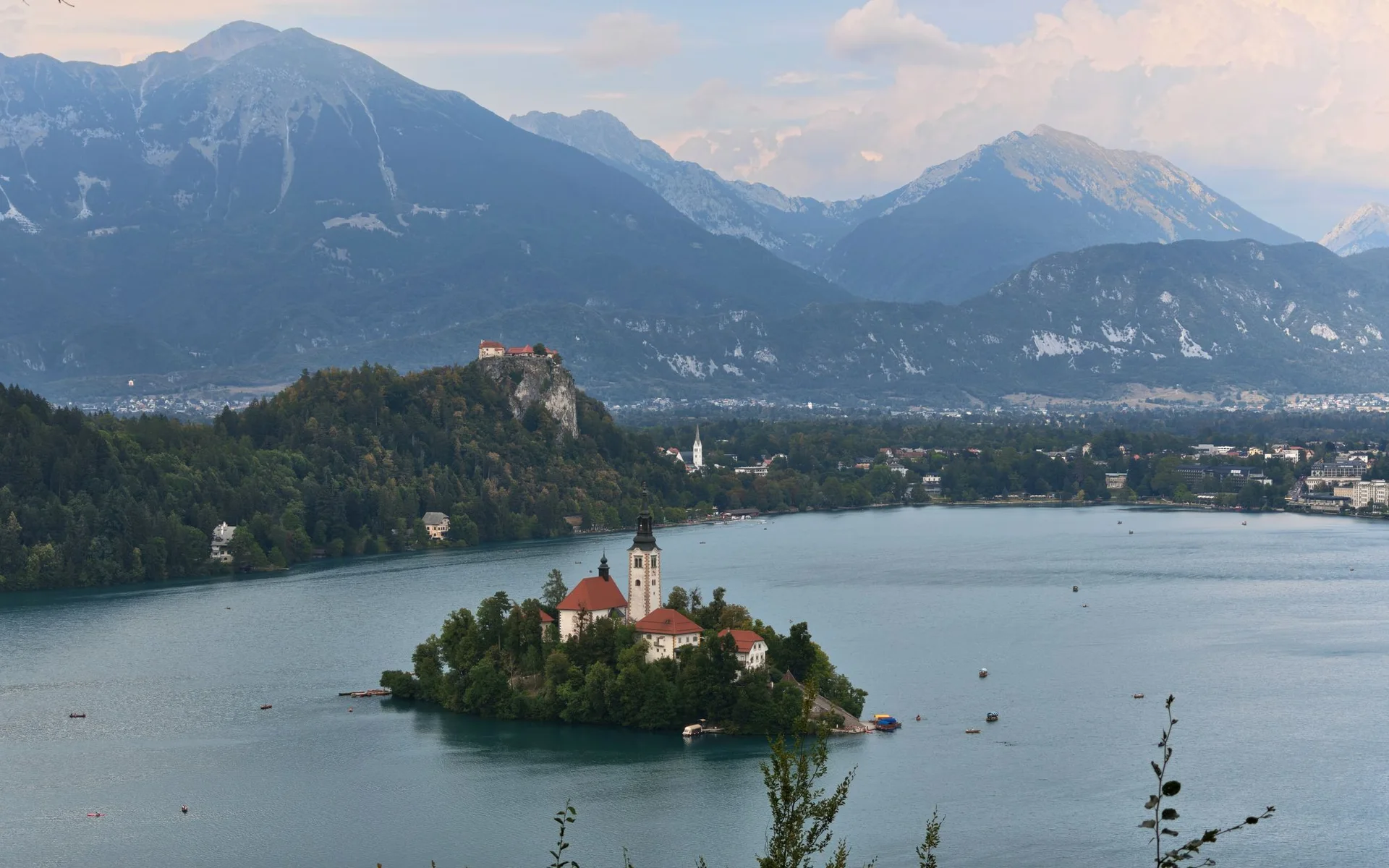 Lacul Bled cu biserica de pe insulă, în fața Alpilor