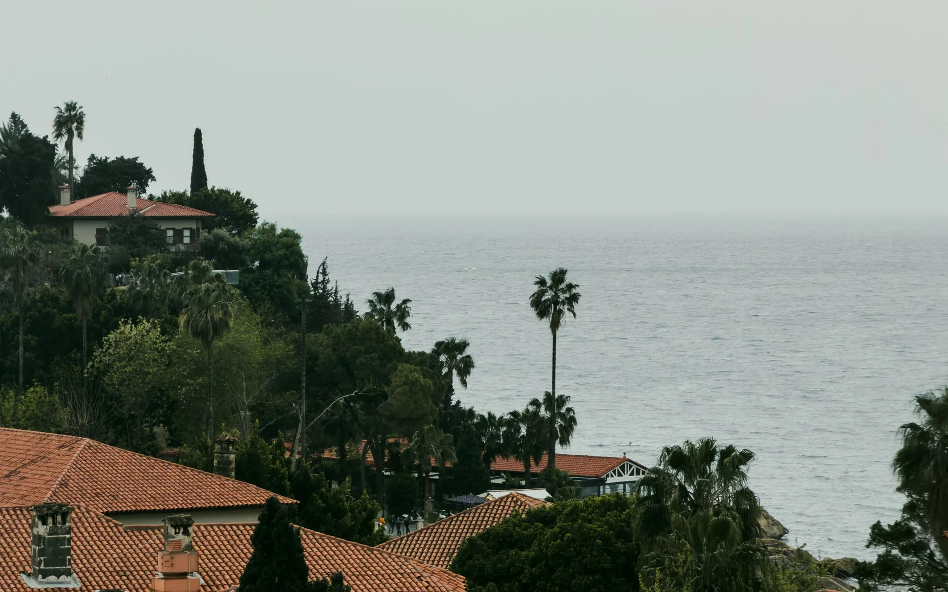 Acoperișurile din Antalya cu vedere la Marea Mediterană
