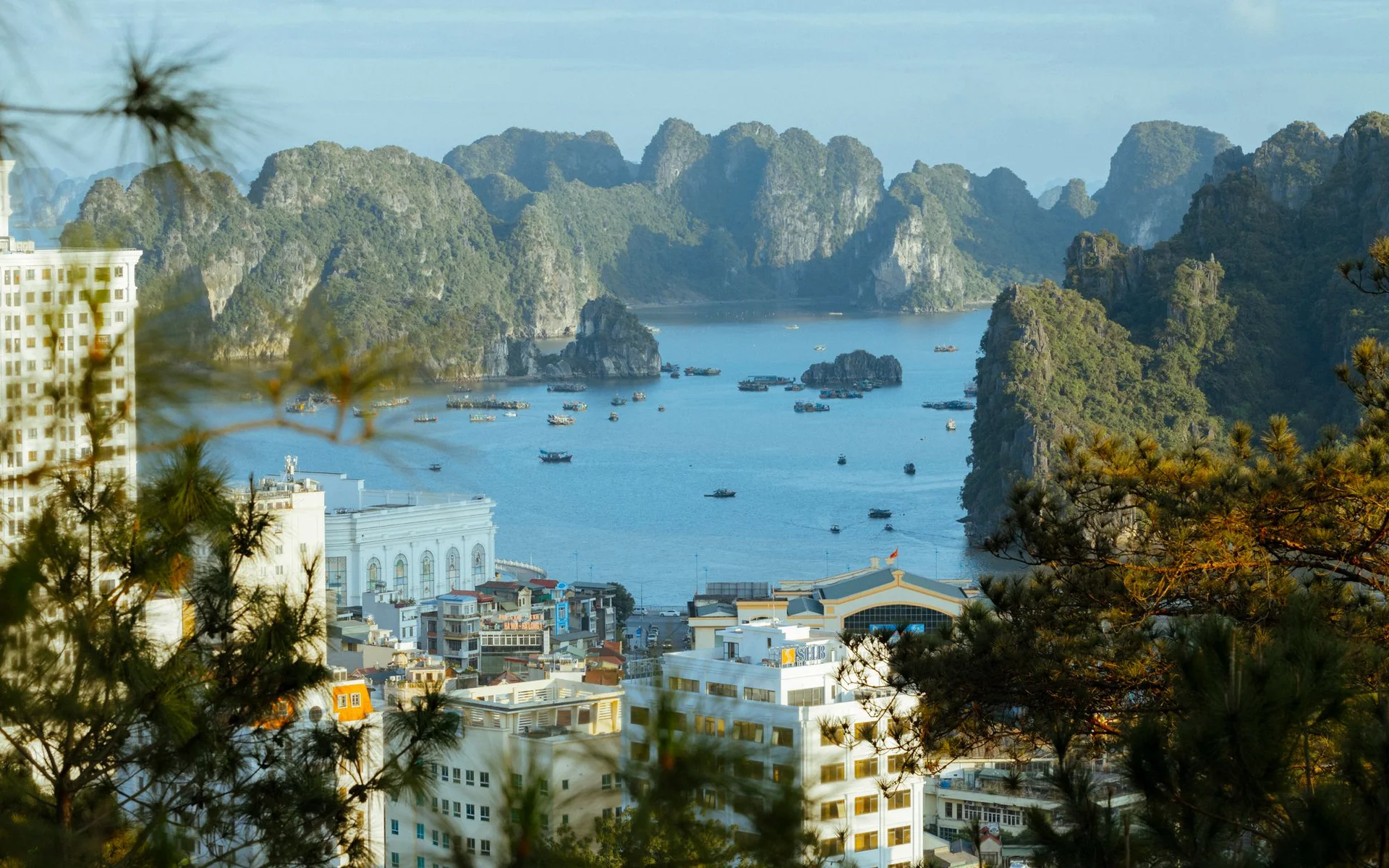 Vedere aeriană a golfului Halong cu formațiuni stâncoase