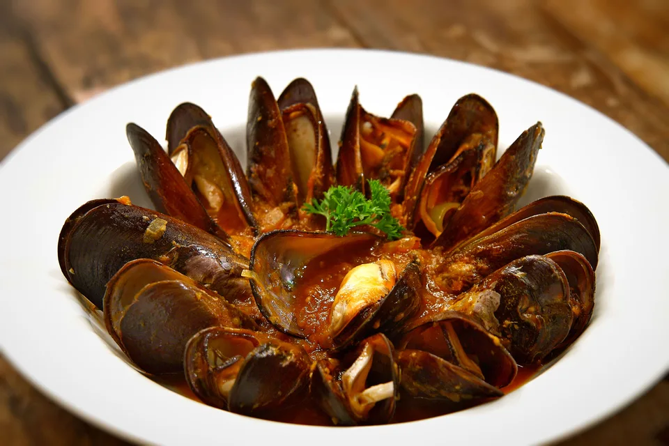 BookNoFees: Fotografie ilustrativă: Midii gătite servite într-o farfurie adâncă