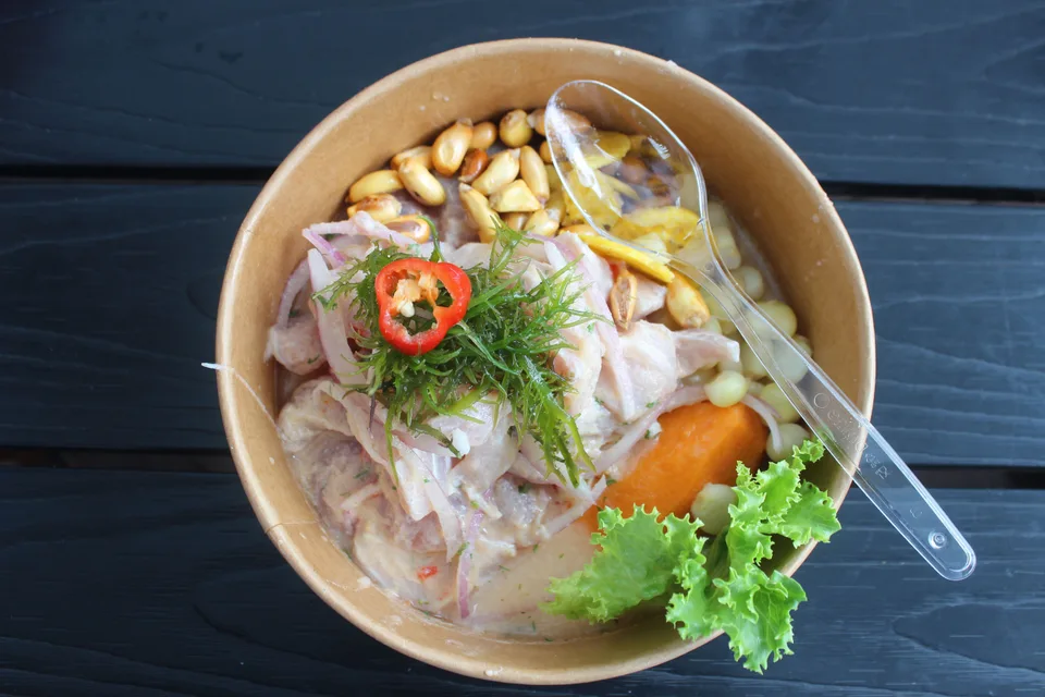BookNoFees: Fotografie ilustrativă: Ceviche de pește cu ceapă și porumb