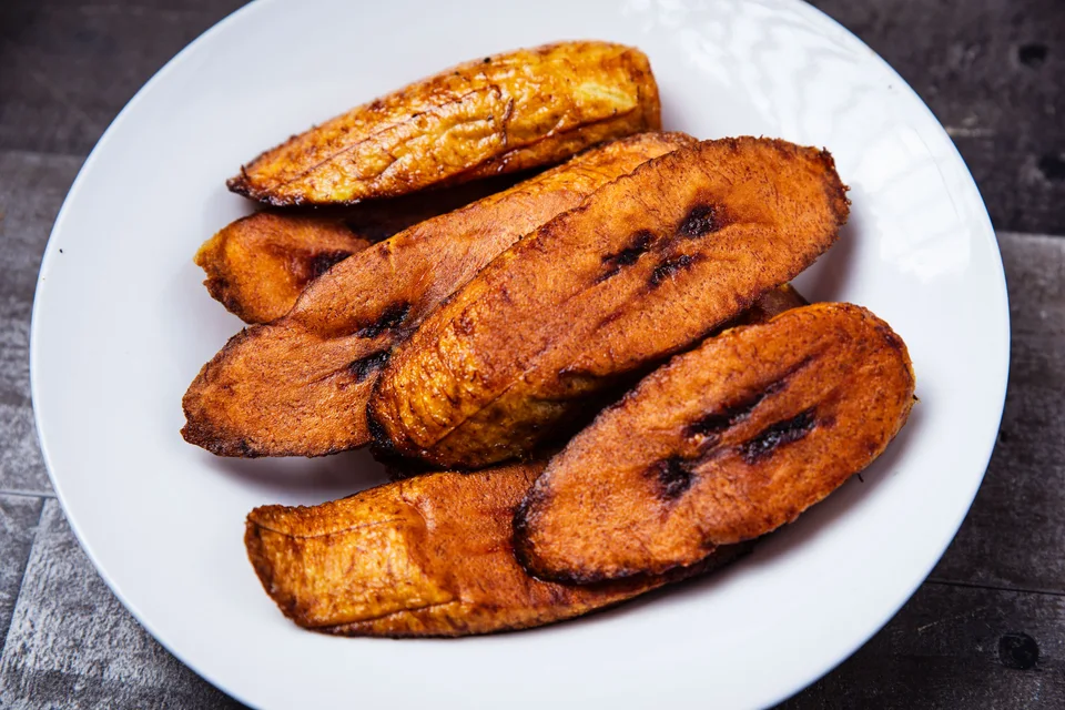 BookNoFees: Fotografie ilustrativă: Felii de banane plantain prăjite pe o farfurie albă