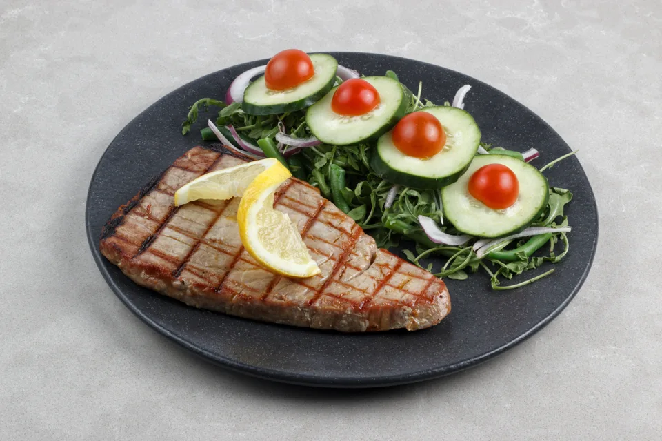 Example photo: Grilled tuna steak with salad and lemon