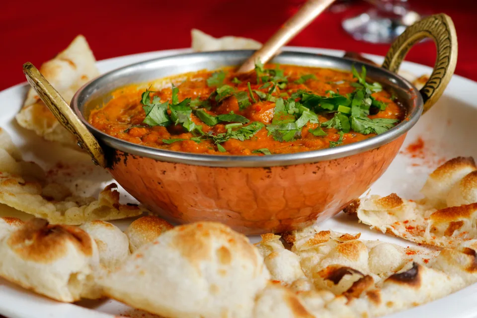 BookNoFees: Fotografie ilustrativă: Curry indian cu pâine naan