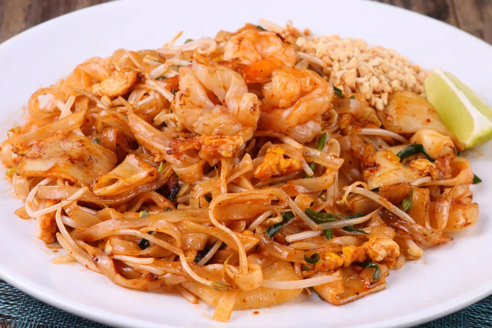 BookNoFees: Fotografie ilustrativă: Tăiței pad thai cu creveți